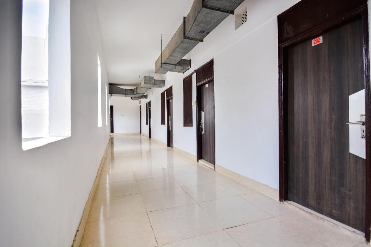 Oyo 46152 Hotel Neelam Karnāl Extérieur photo
